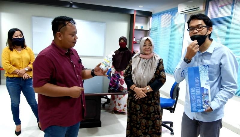 Perduli Covid-19, UBB Serahkan Handsanitizer kepada Bangka Pos 